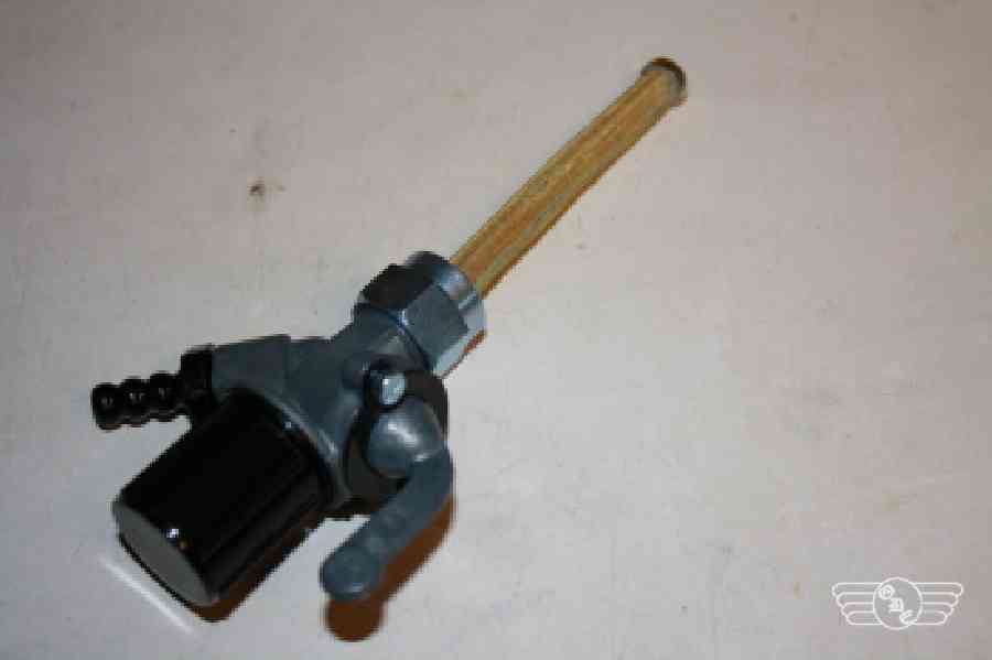 Benzinhahn mit schwarzen Wassersack